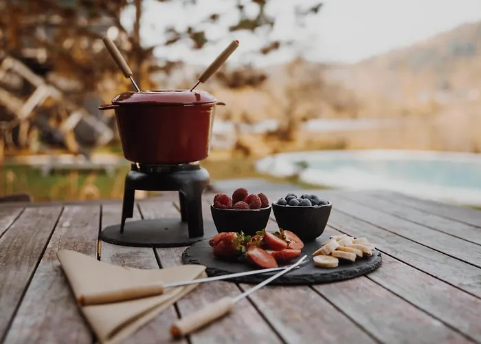 Luxury Glamping Chocolate Village 度假村 马里博尔