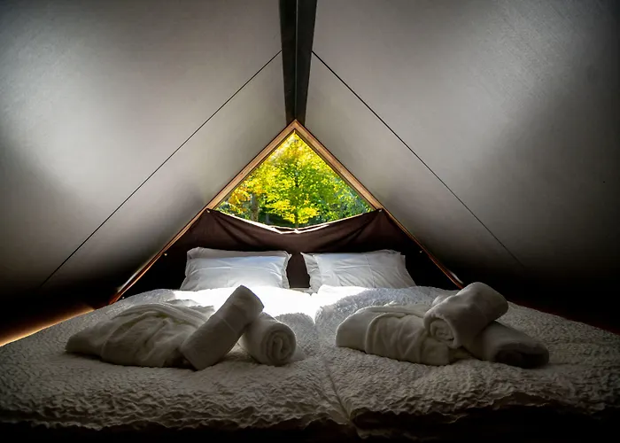 Luxury Glamping Chocolate Village 马里博尔